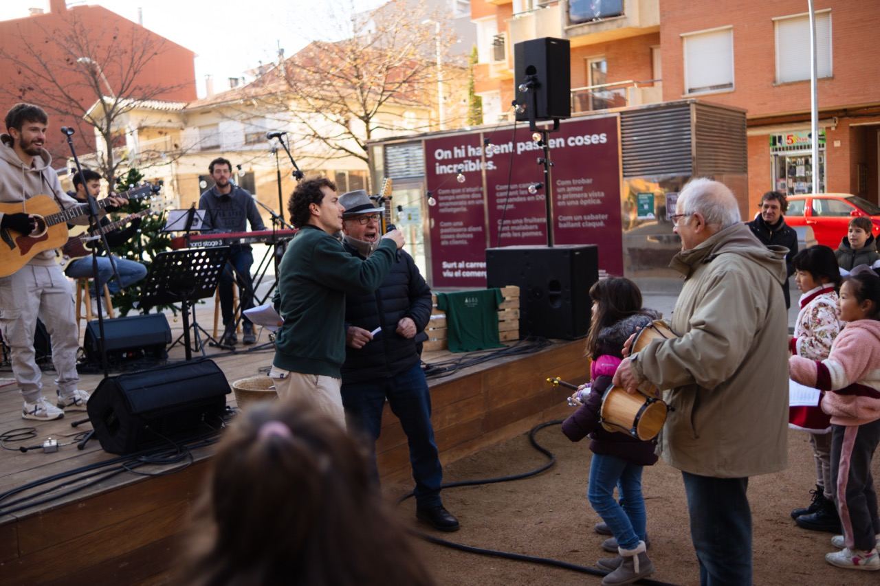 La banda amb el públic, petits i grans, al carrer