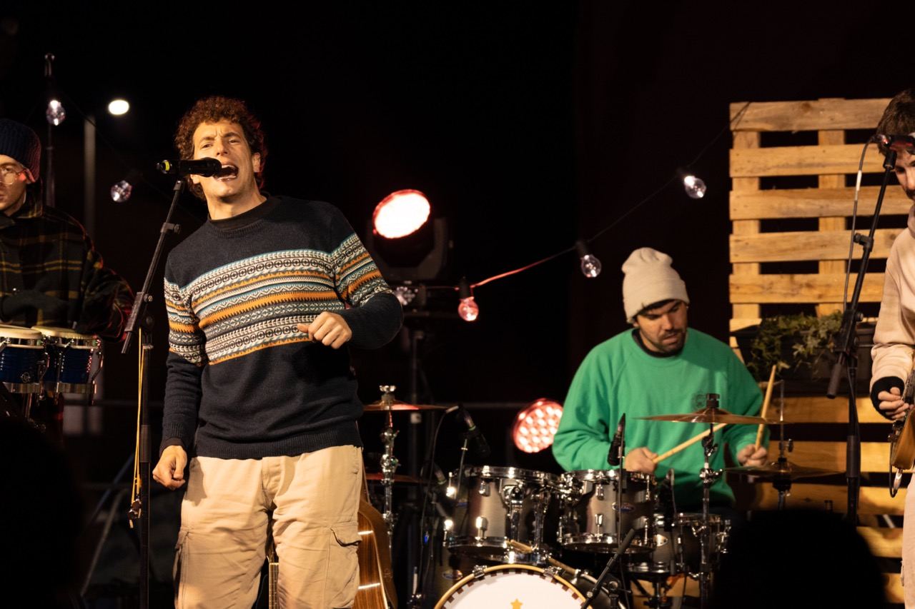 Músic de Col·lectiu Desembre entre bastidors