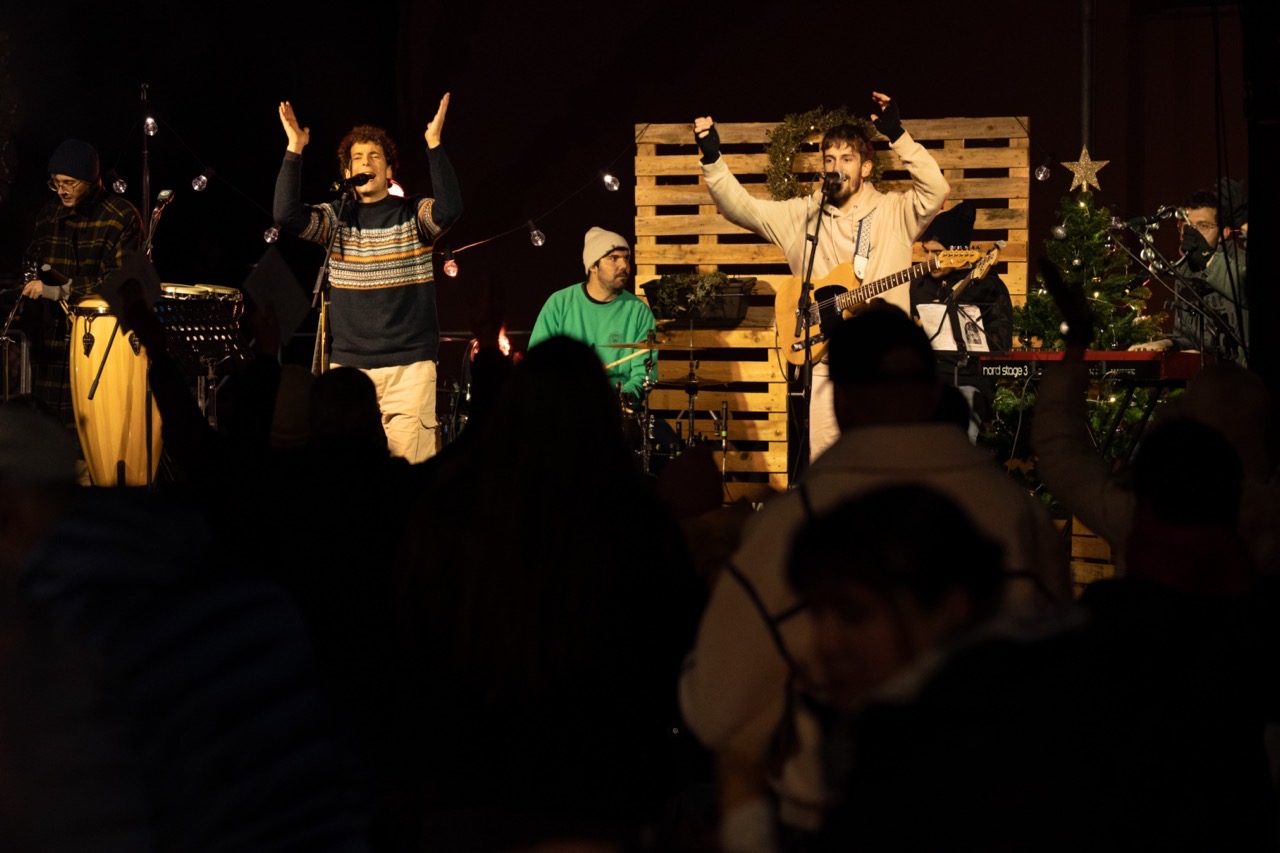 Concert nocturn de Col·lectiu Desembre amb el públic aixecant els braços
