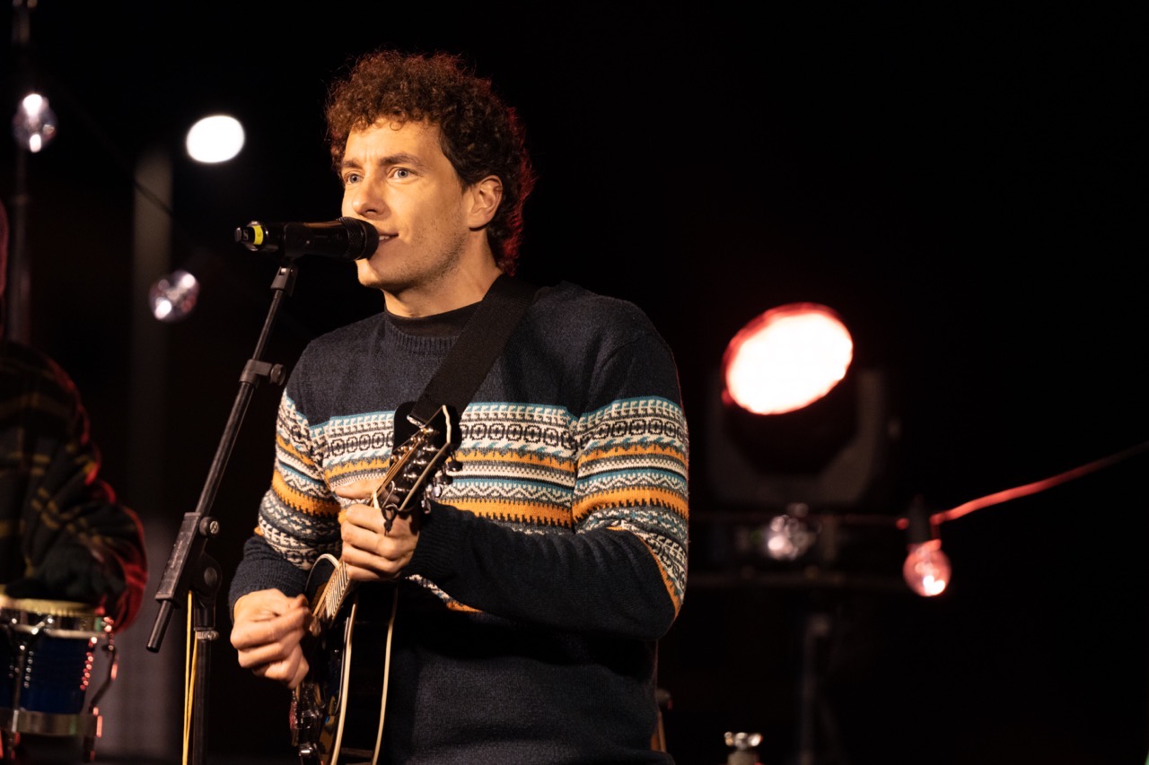 Cantant de Col·lectiu Desembre en un concert nocturn