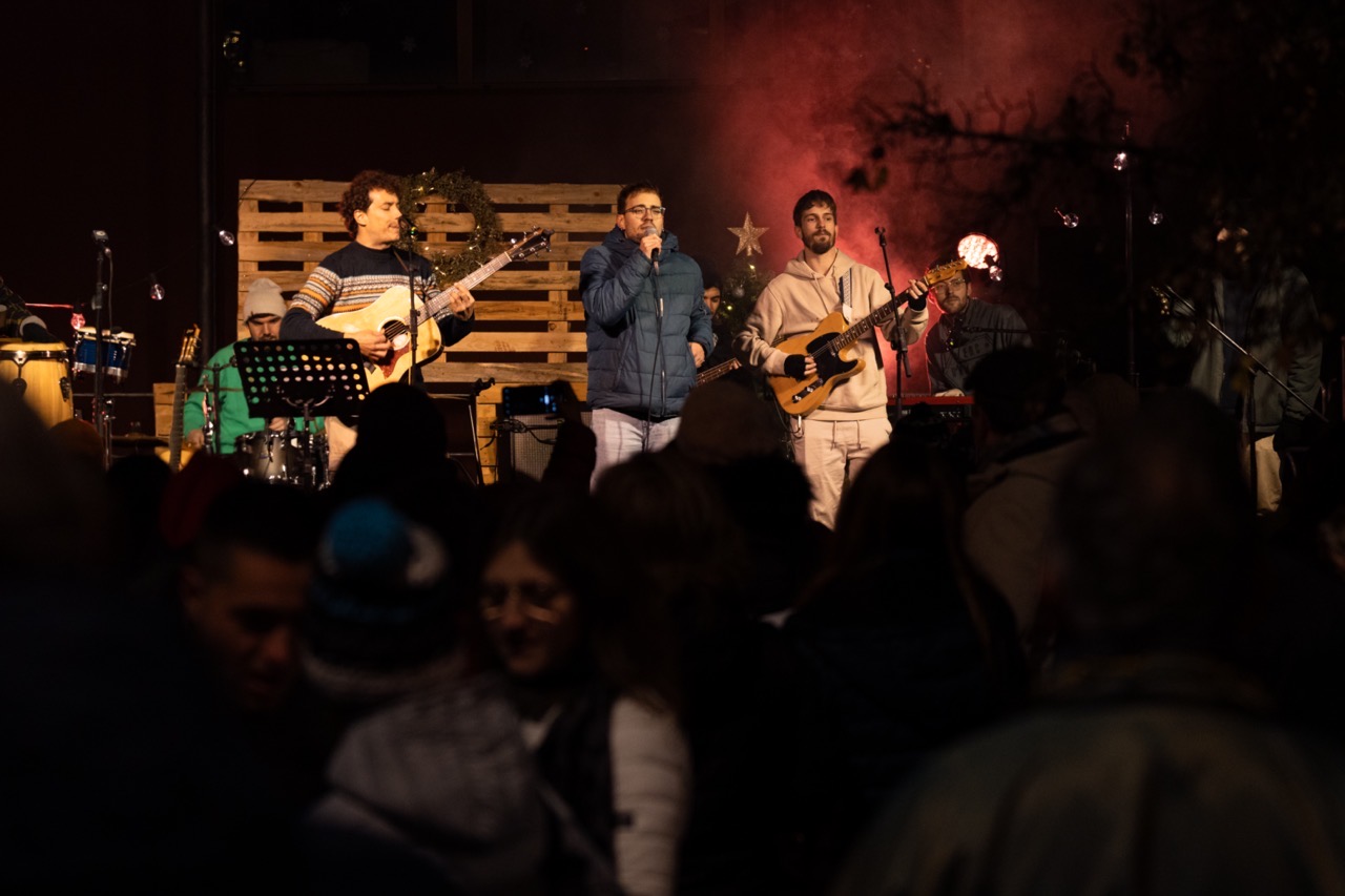 La banda de Col·lectiu Desembre envoltada de boira i llums a l'escenari