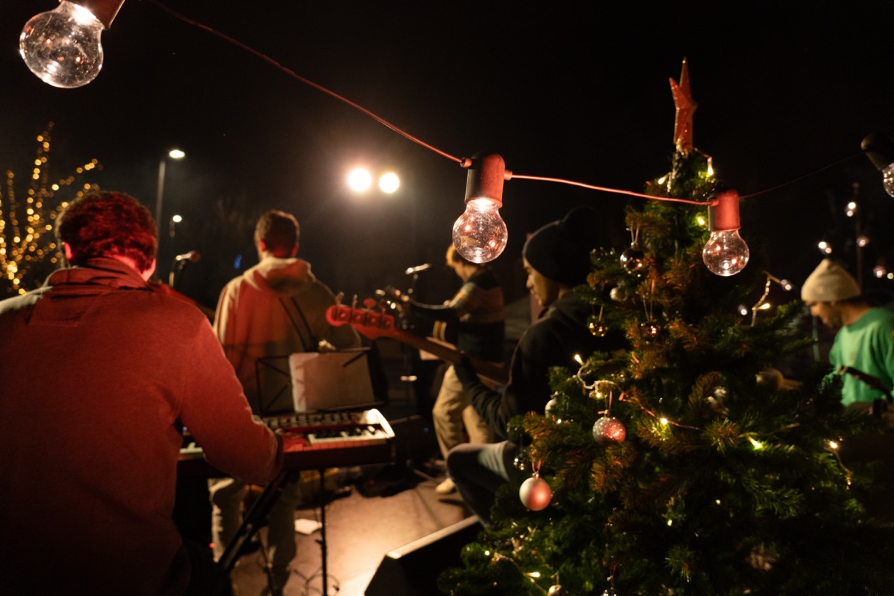 Concert de Col·lectiu Desembre amb l'arbre de Nadal en primer pla