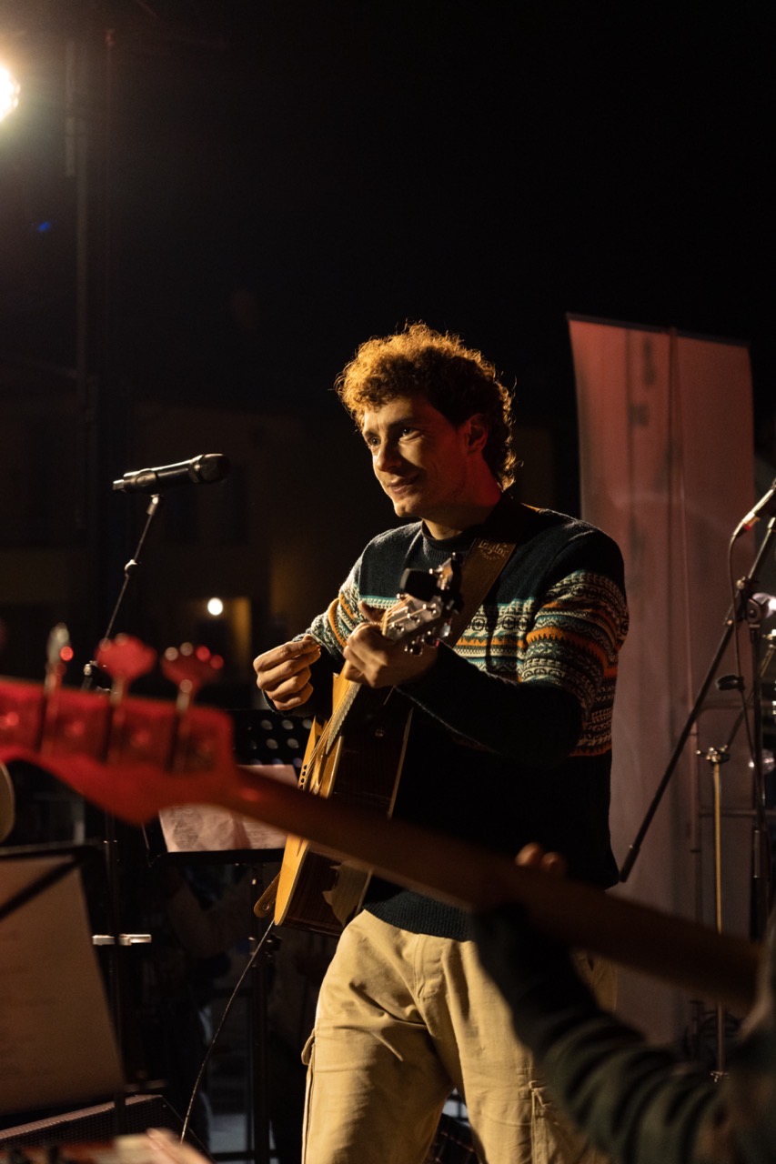 Músic de Col·lectiu Desembre tocant el charango en un concert nocturn