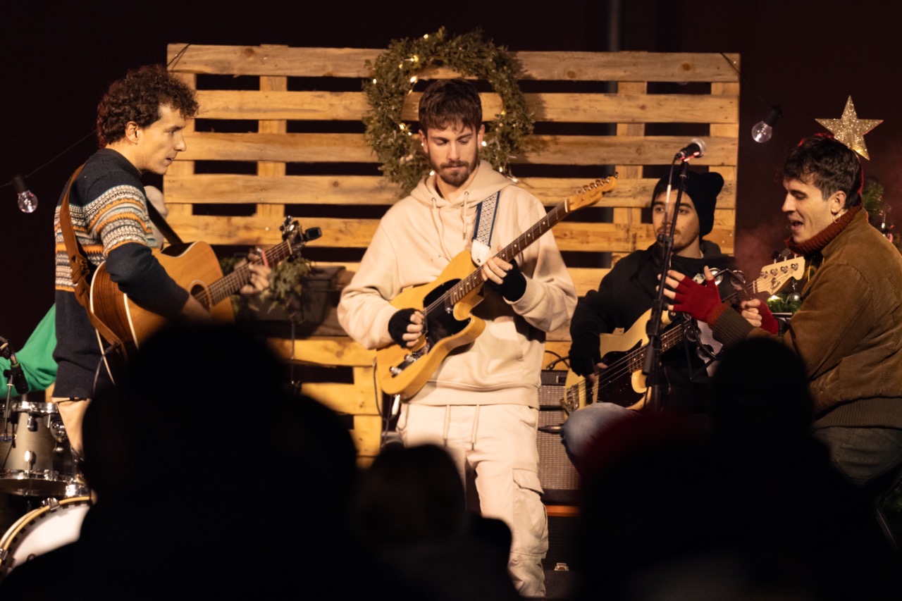 Escena nadalenca de Col·lectiu Desembre a l'escenari amb el públic