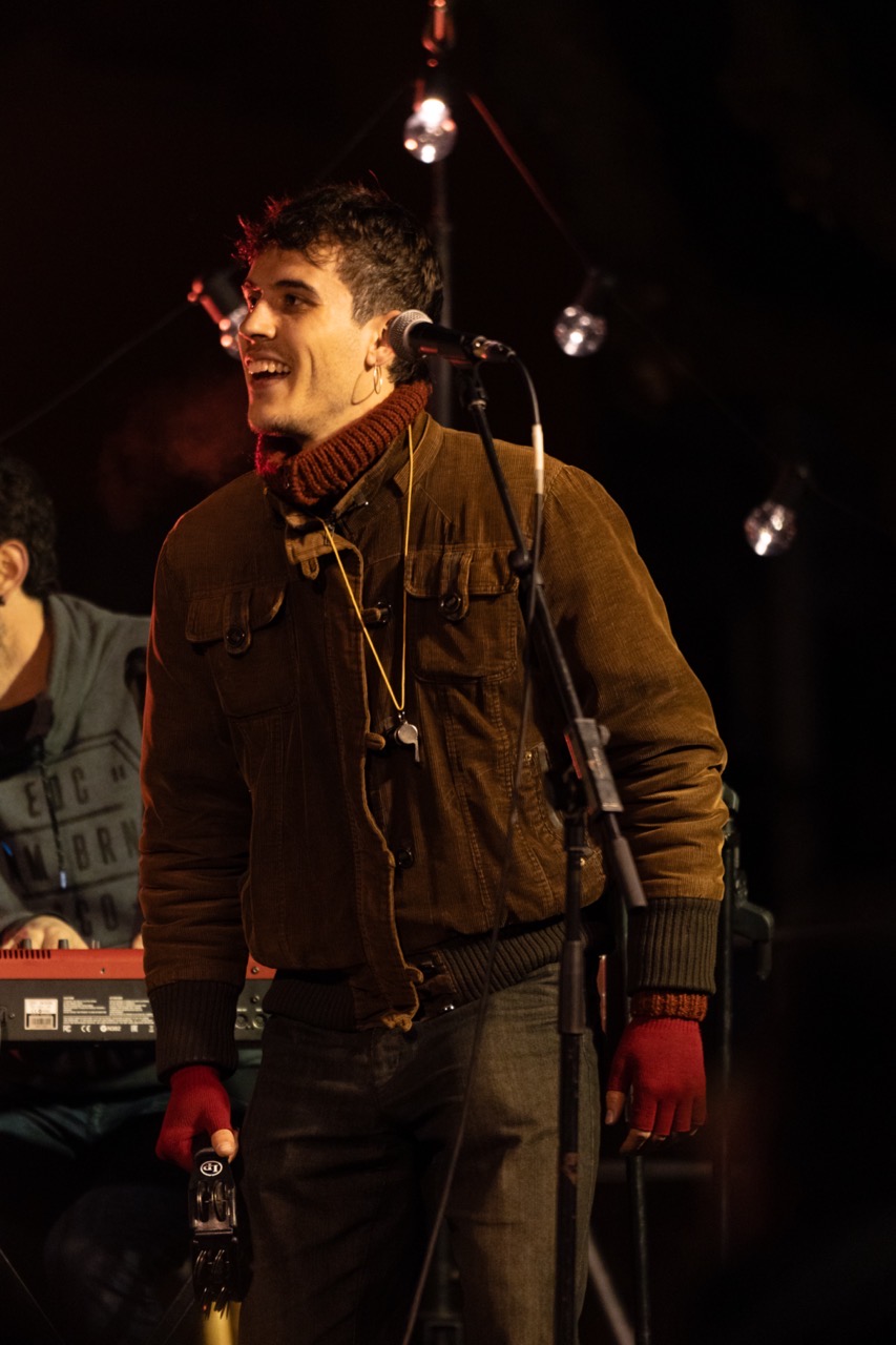 Cantant de Col·lectiu Desembre rient durant el concert