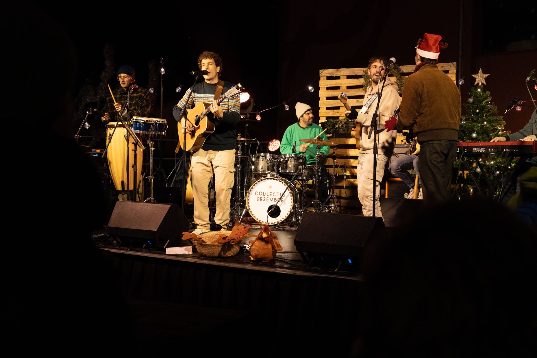 Col·lectiu Desembre en directe, dalt de l'escenari en un mercat de Nadal
